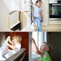 Kinderen bij deuren en lades, met magnetische sluitingen op kastdeuren.