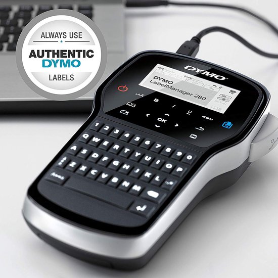 Zwarte DYMO LabelManager 280 labelprinter aangesloten op laptop, met ronde 'AUTHENTIC DYMO LABELS' sticker.