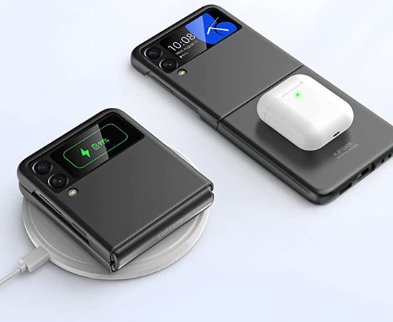 Een opklapbare telefoonhoes zwart, met oplaaddoosje op de achterkant, op een draadloze oplader.