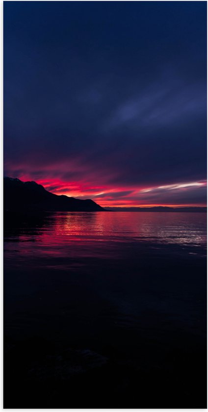 WallClassics - Poster Glanzend – Roze Lucht boven Zee - 50x100 cm Foto op Posterpapier met Glanzende Afwerking