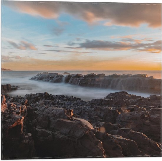 WallClassics - Drapeau - Nuages bas au-dessus de la mer - Photo 50x50 cm sur drapeau en polyester