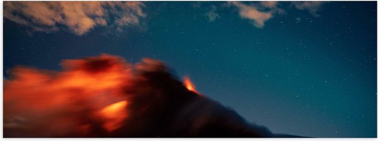 WallClassics - Poster Glossy - Volcan en éruption la nuit - 60x20 cm Photo sur Papier Poster avec Finition Brillante