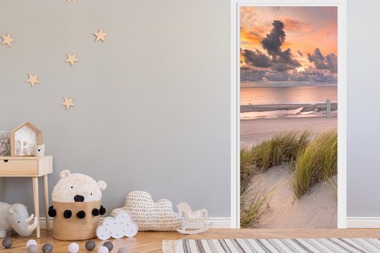Deursticker met zonsondergang, strand en duingras, in een kinderkamer.