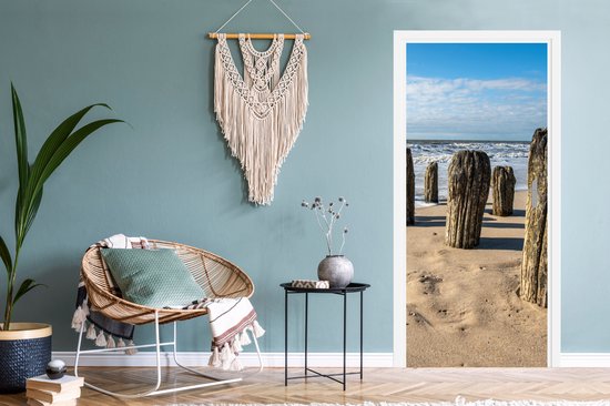 Deurposter 90x205 cm - Deursticker Zand - Strand - Paal - Water - Zomer - Meubelfolie zelfklevend - Deurfolie woonkamer - Interieurfolie fotobehang - Deur plakfolie - Deurstickers - Deurbehang sticker - Kamer decoratie