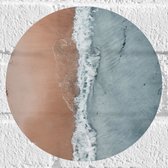 WallClassics - Muursticker Cirkel - Bovenaanzicht Strand en Zee - 20x20 cm Foto op Muursticker
