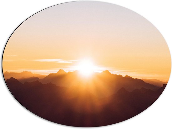 WallClassics - Dibond Ovaal - Ondergaande Zon achter de Bergen - 68x51 cm Foto op Ovaal (Met Ophangsysteem)