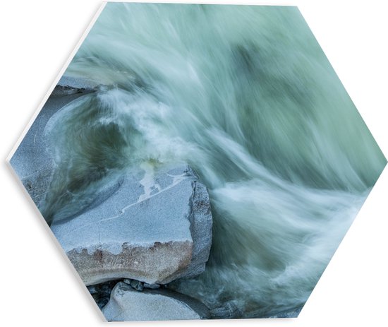 WallClassics - PVC Schuimplaat Hexagon  - Blauw Stromend Water langs Stenen - 30x26.1 cm Foto op Hexagon (Met Ophangsysteem)