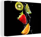 Canvas Schilderij Fruit - Water - Zwart - Stilleven Aardbei - Kiwi - 80x60 cm - Wanddecoratie