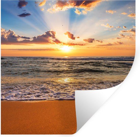 Vierkante muursticker met een zonsondergang boven zee en een omgekrulde rechteronderhoek.