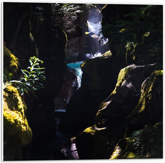 WallClassics - PVC Schuimplaat - Blauwe Waterval tussen Groene Rotsen - 50x50 cm Foto op PVC Schuimplaat (Met Ophangsysteem)