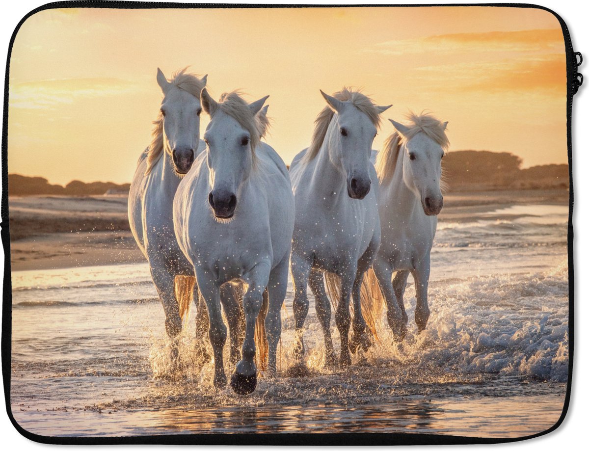 Laptophoes 17 inch - Paarden - Water - Strand - Dieren - Laptop sleeve - Binnenmaat 41x28 cm - Zwarte achterkant