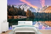 Behang - Fotobehang Bergen - Bos - Water - Lucht - Roze - Paars - Breedte 450 cm x hoogte 300 cm