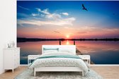 Behang - Fotobehang Steiger - Water - Zonsondergang - Roze - Horizon - Breedte 320 cm x hoogte 240 cm