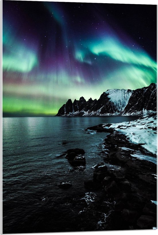 WallClassics - Acrylglas - Noorderlicht over Bergen en Water - 60x90 cm Foto op Acrylglas (Met Ophangsysteem)