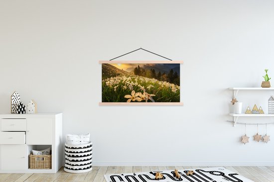 Posterhanger incl. Poster 150x75 cm - Schoolplaat - Bloemenveld - Heuvels - Zonsondergang - Berg - Natuur - Wit - Heuvels - Textielposter - Blanke latten