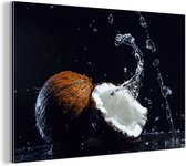 Wanddecoratie Metaal - Aluminium Schilderij Industrieel - Kokosnoot - Stilleven - Water - Zwart - Fruit - 30x20 cm - Dibond - Foto op aluminium - Industriële muurdecoratie - Voor de woonkamer/slaapkamer