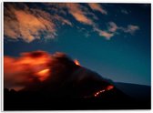 WallClassics - PVC Schuimplaat - Uitbarstende Vulkaan in de Nacht - 40x30 cm Foto op PVC Schuimplaat (Met Ophangsysteem)