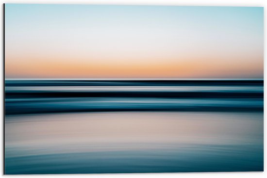 WallClassics - Dibond - Rustig Golvende Zee - 60x40 cm Foto op Aluminium (Met Ophangsysteem)