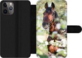 Bookcase Geschikt voor iPhone 11 Pro Max telefoonhoesje - Paarden - Bloesem - Lente - Dieren - Met vakjes - Wallet case met magneetsluiting