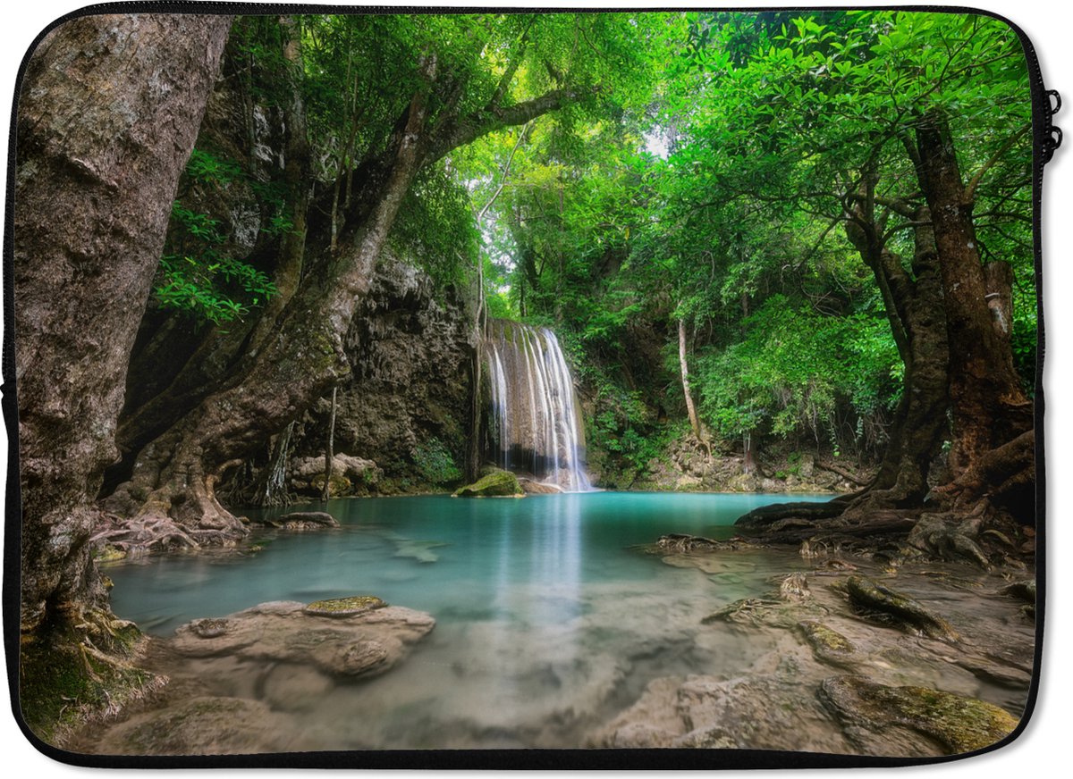 Laptophoes 14 inch - Jungle - Waterval - Planten - Water - Natuur - Laptop sleeve - Binnenmaat 33x23 cm - Zwarte achterkant