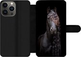Bookcase Geschikt voor iPhone 13 Pro Max telefoonhoesje - Paarden - Fries - Manen - Zwart - Dieren - Met vakjes - Wallet case met magneetsluiting