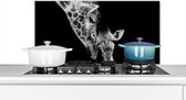 Spatscherm keuken 90x45 cm - Kookplaat achterwand Portret - Giraffe - Dieren - Zwart - Wit - Muurbeschermer - Spatwand fornuis - Hoogwaardig aluminium