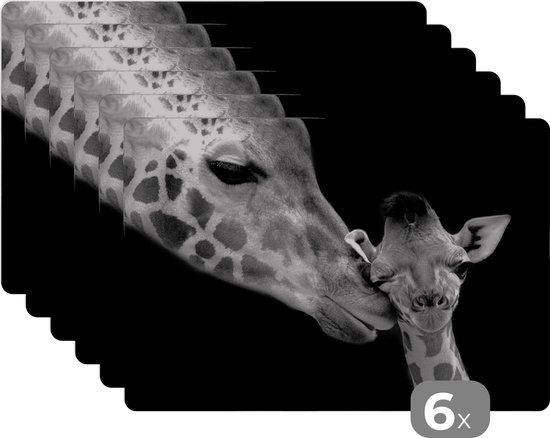 Gros plan du bord d'un set de table avec impression girafe noir et blanc et texte 'DELUXE ANTI-SLIP 3 mm'.