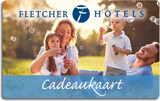Fletcher Hotels cadeaukaart met een gezin dat zeepbellen blaast in de zon.