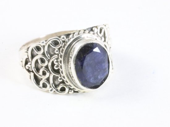 Bewerkte zilveren ring met blauwe saffier - maat 16