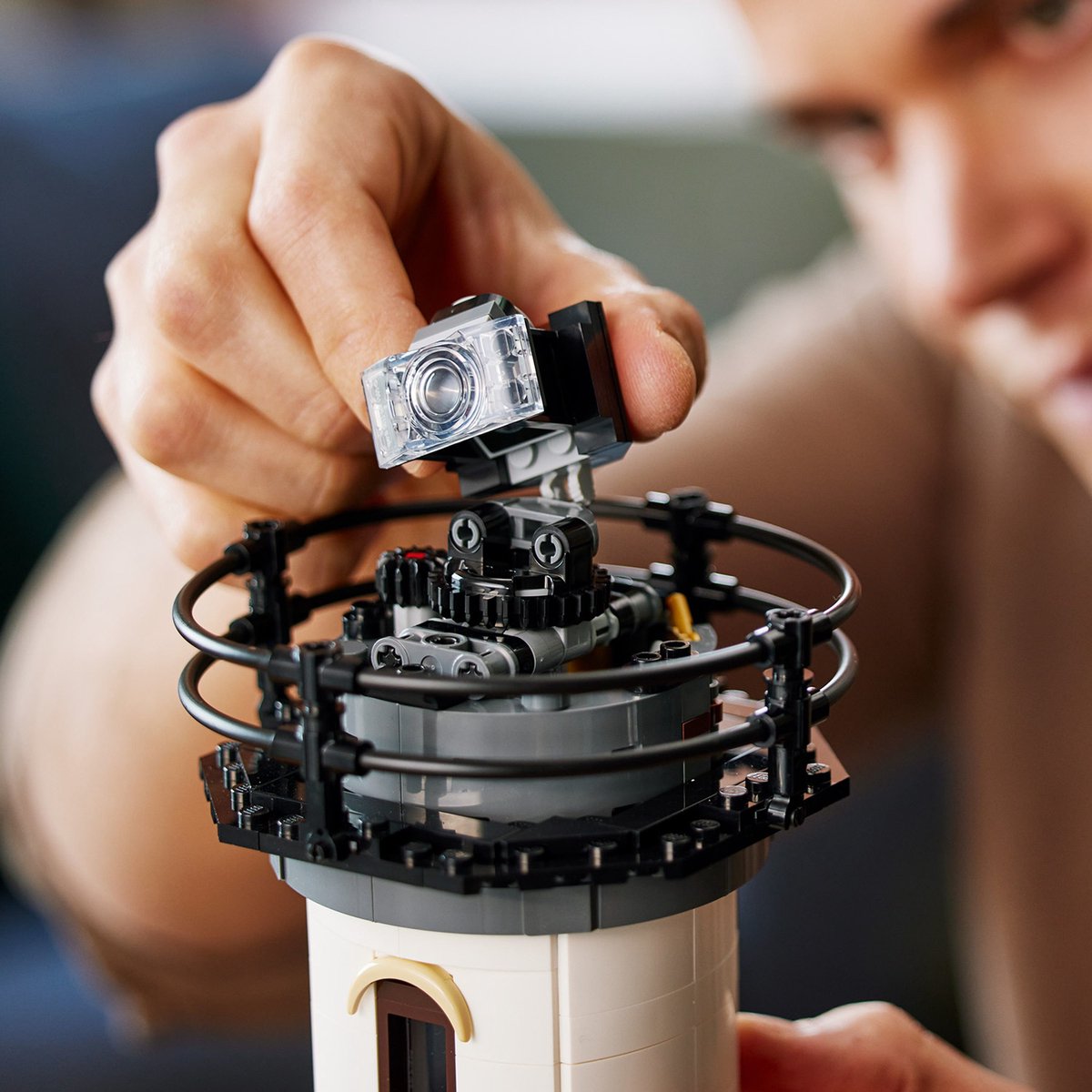 LEGO Ideas Gemotoriseerde vuurtoren met Lichtjes, Modelbouwset voor Volwassenen - 21335 — afbeelding 12