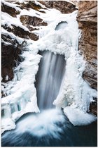 WallClassics - Poster (Mat) - Waterval van Rots - 60x90 cm Foto op Posterpapier met een Matte look