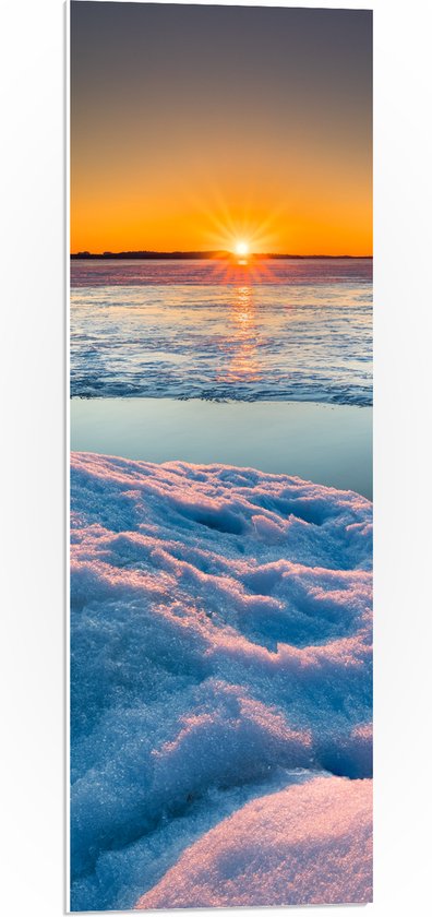 WallClassics - PVC Schuimplaat- Ondergaande Zon bij Meer in de Sneeuw - 30x90 cm Foto op PVC Schuimplaat