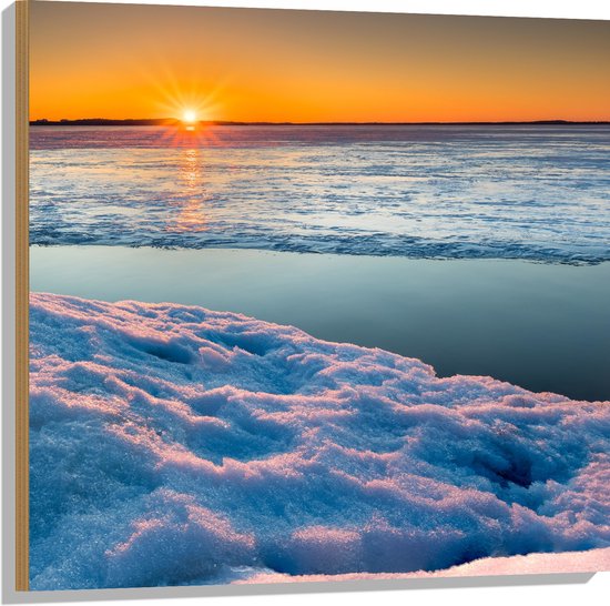 WallClassics - Hout - Ondergaande Zon bij Meer in de Sneeuw - 80x80 cm - 12 mm dik - Foto op Hout (Met Ophangsysteem)