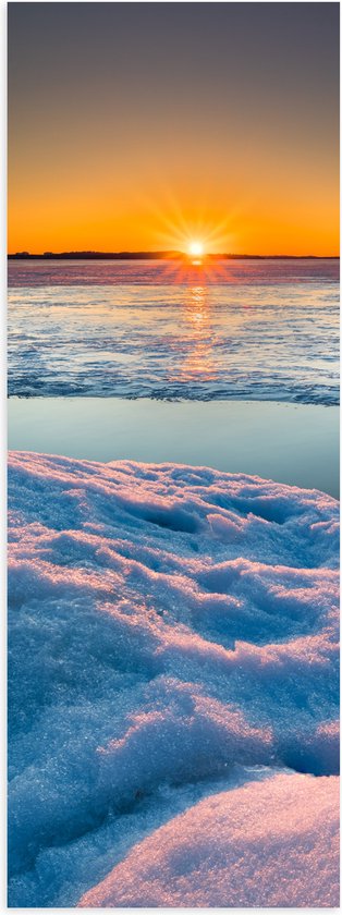 WallClassics - Poster (Mat) - Ondergaande Zon bij Meer in de Sneeuw - 50x150 cm Foto op Posterpapier met een Matte look