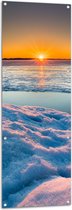 WallClassics - Tuinposter – Ondergaande Zon bij Meer in de Sneeuw - 50x150 cm Foto op Tuinposter  (wanddecoratie voor buiten en binnen)