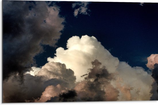 WallClassics - Dibond - Wolken tegen Blauwe Lucht  - 75x50 cm Foto op Aluminium (Wanddecoratie van metaal)