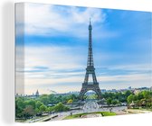 Canvas Schilderij Eiffeltoren onder een blauwe lucht - 120x80 cm - Wanddecoratie