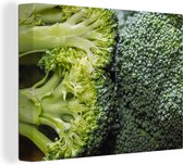 Canvas Schilderij Twee tegen elkaar aan liggende broccoli's - 40x30 cm - Wanddecoratie