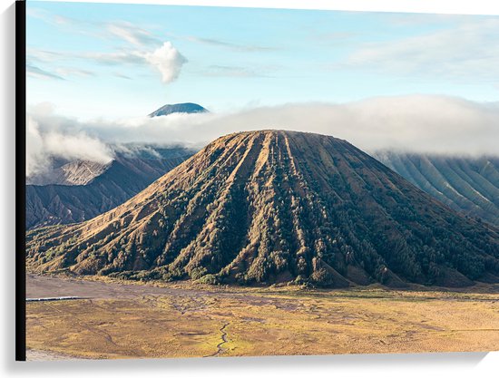 WallClassics - Canvas  - Wolken boven Bromo Vulkaan, Indonesië - 100x75 cm Foto op Canvas Schilderij (Wanddecoratie op Canvas)