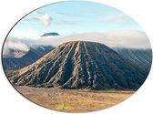 WallClassics - Dibond Ovaal - Wolken boven Bromo Vulkaan, Indonesië - 56x42 cm Foto op Ovaal (Met Ophangsysteem)