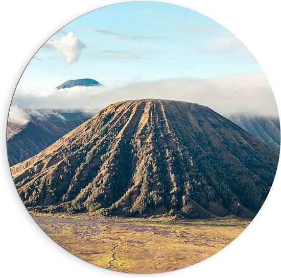 WallClassics - Dibond Muurcirkel - Wolken boven Bromo Vulkaan, Indonesië - 90x90 cm Foto op Aluminium Muurcirkel (met ophangsysteem)