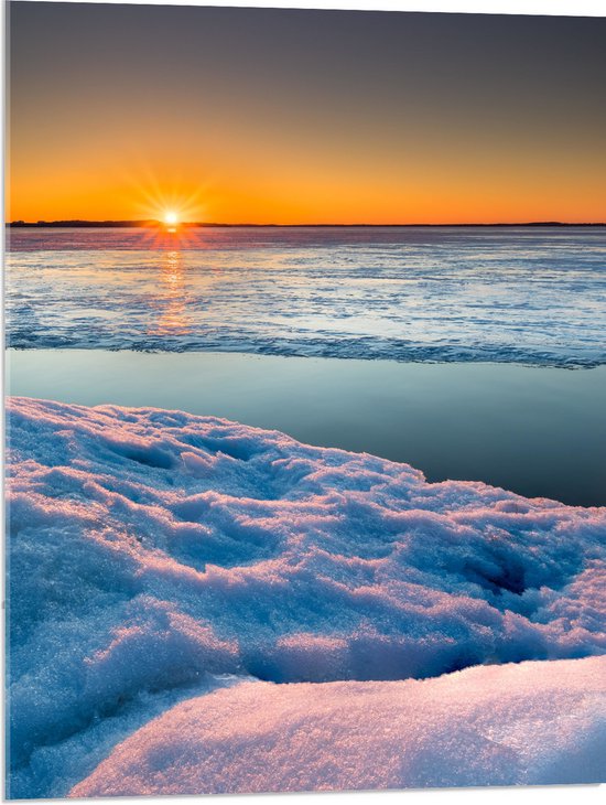 WallClassics - Acrylglas - Ondergaande Zon bij Meer in de Sneeuw - 60x80 cm Foto op Acrylglas (Met Ophangsysteem)