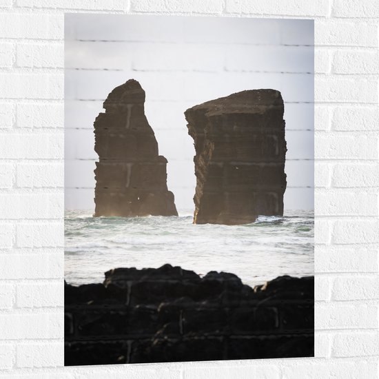 WallClassics - Muursticker - Grote Rotsen in Water - 60x90 cm Foto op Muursticker