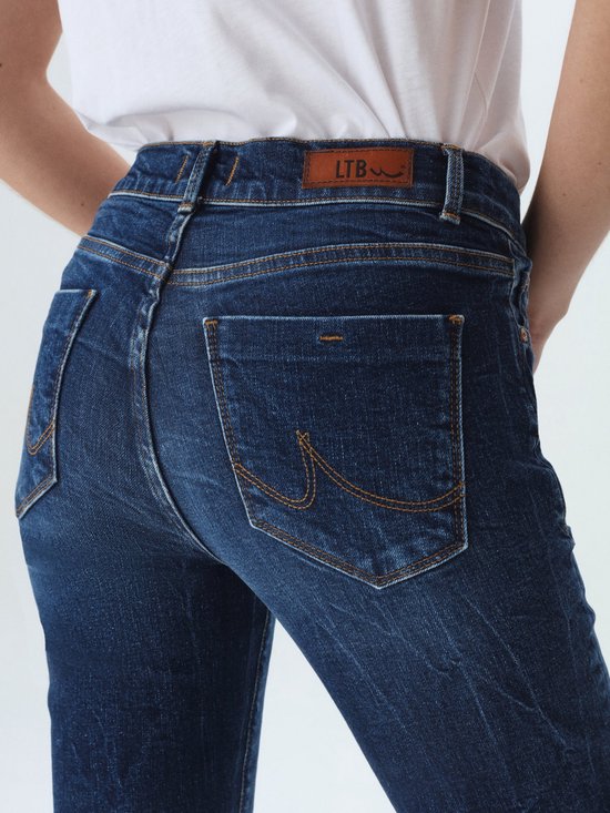 Donkerblauwe jeans met lichte wassing en LTB-logo op de achterkant.