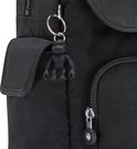 Detail van de zwarte Kipling City Pack Mini rugzak met aap-sleutelhanger, ritstrekkers en Kipling-logo.
