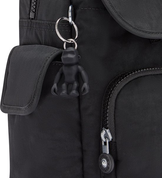 Detail van de zwarte Kipling City Pack Mini rugzak met aap-sleutelhanger, ritstrekkers en Kipling-logo.