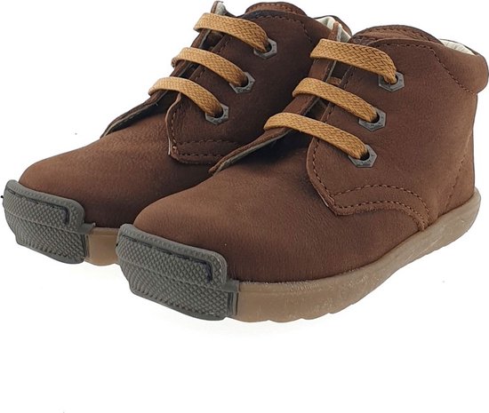 Twee bruine leren enkelboots met veters, vetersluiting en verstevigde neuzen.