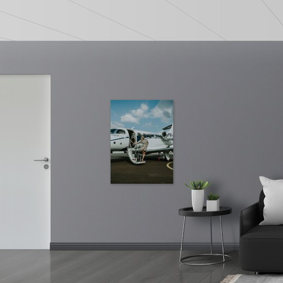 WallClassics - PVC Schuimplaat- Poserende Vrouw bij Privévliegtuig - 75x100 cm Foto op PVC Schuimplaat