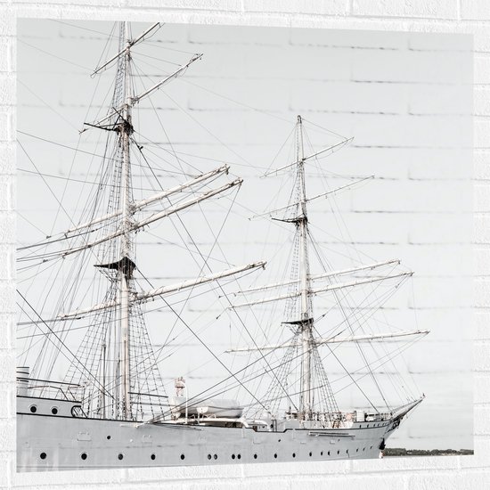 WallClassics - Muursticker - Groot Zeilschip op Kalm Water - 100x100 cm Foto op Muursticker