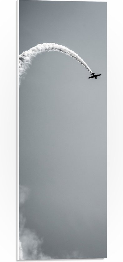 WallClassics - PVC Schuimplaat - Stuntvliegtuig met Rook (zwart/wit) - 20x60 cm Foto op PVC Schuimplaat (Met Ophangsysteem)